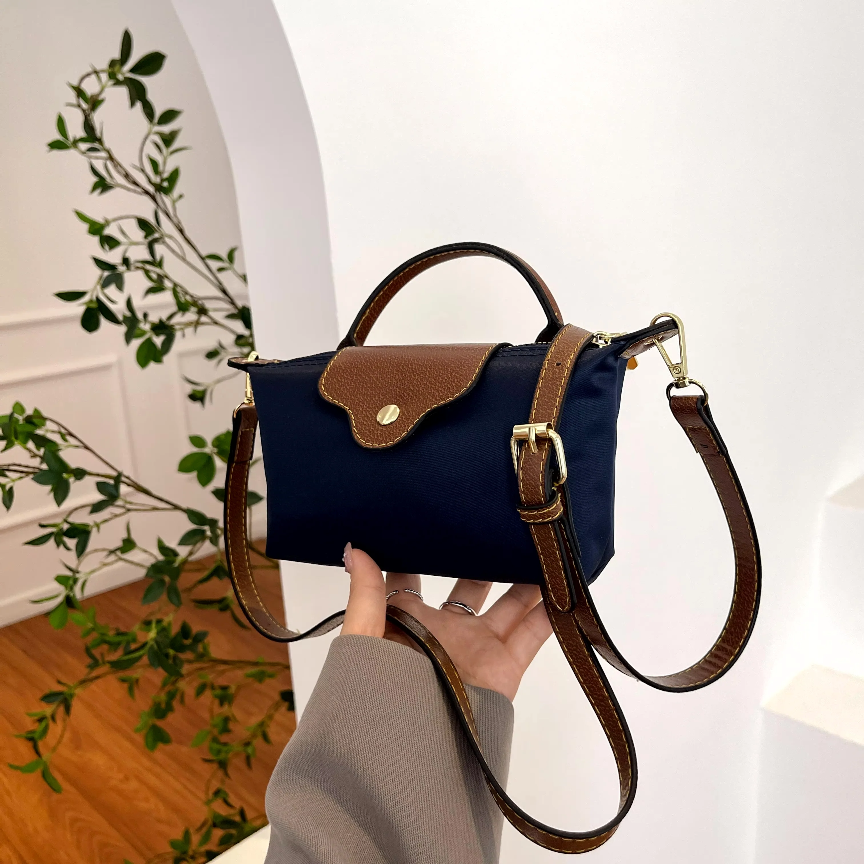 Camille Mini Sac Femme – Sac Bandoulière Compact avec Fermoir Doré & Détails Élégants - Image 4