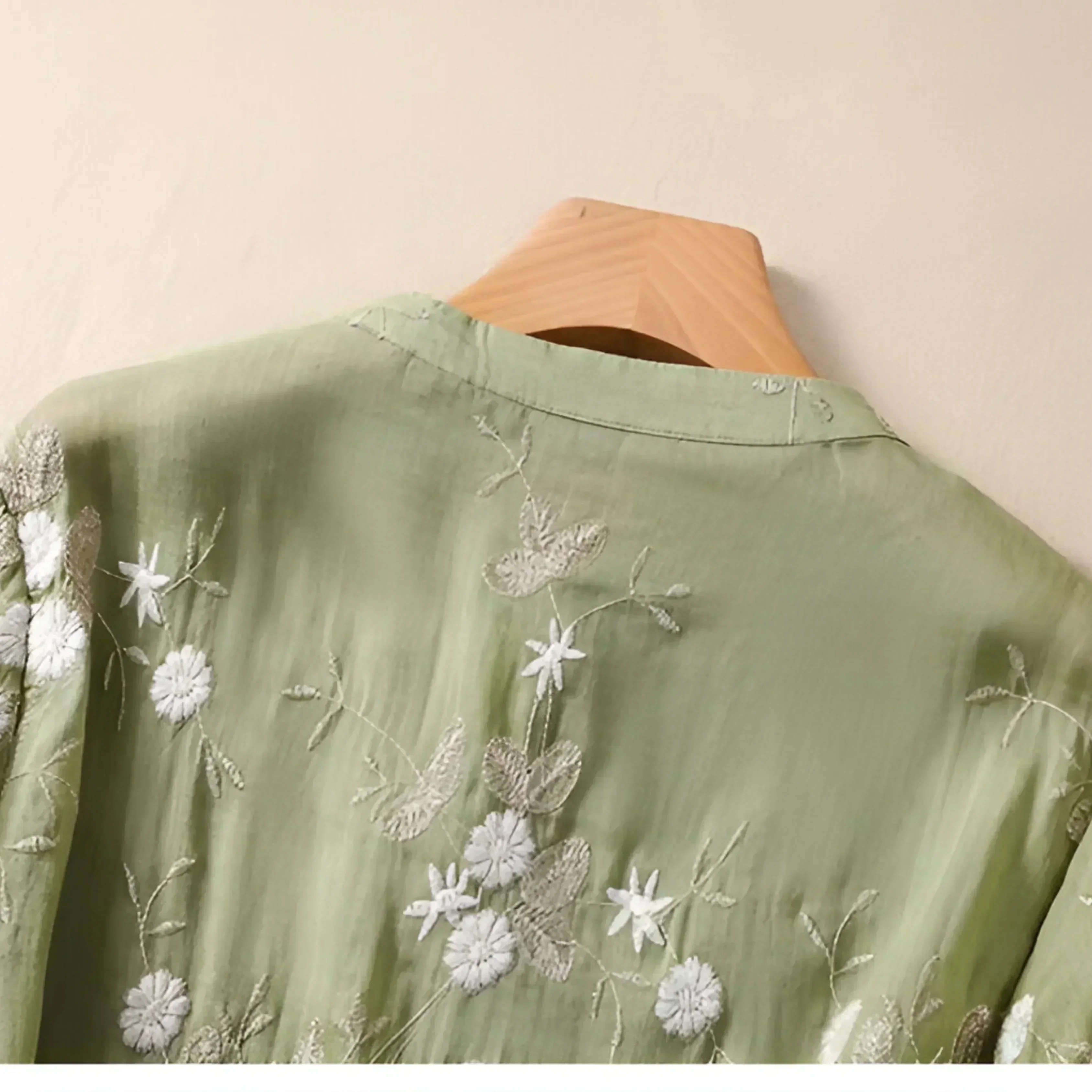 Emily Blouse Femme – Blouse Fleurie Élégante en Tissu Aérien à Coupe Classique - Image 9