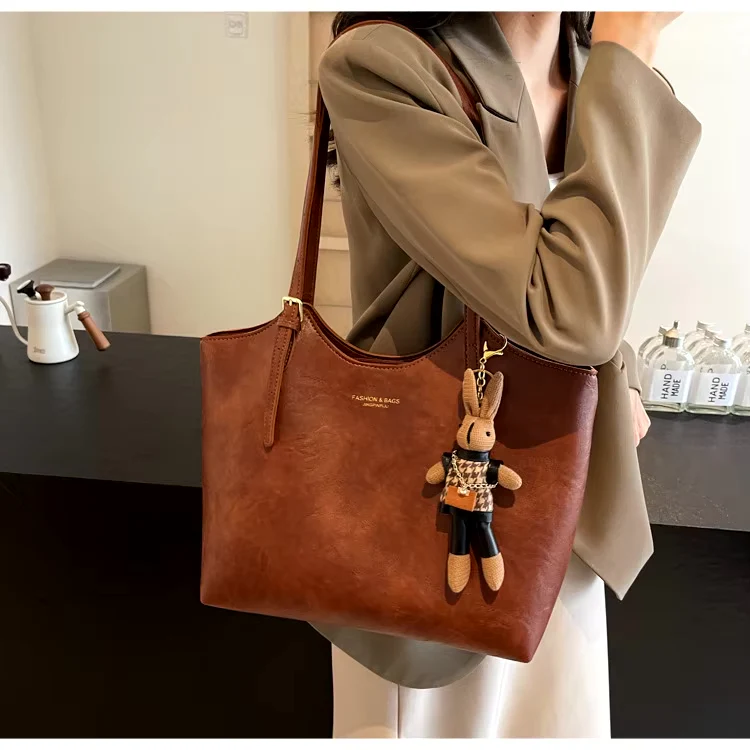 Emma Rustic Edge Tote – Spacieux Sac Vintage en Cuir Végan avec Pendentif Fantaisie - Image 10