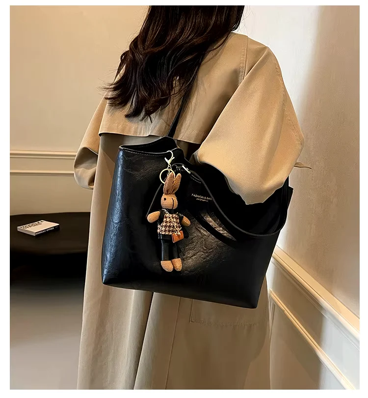Emma Rustic Edge Tote – Spacieux Sac Vintage en Cuir Végan avec Pendentif Fantaisie - Image 11