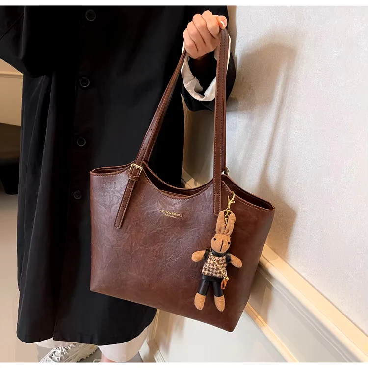 Emma Rustic Edge Tote – Spacieux Sac Vintage en Cuir Végan avec Pendentif Fantaisie - Image 12
