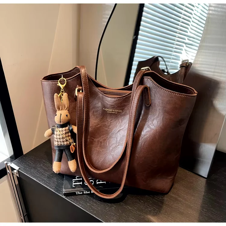 Emma Rustic Edge Tote – Spacieux Sac Vintage en Cuir Végan avec Pendentif Fantaisie - Image 6