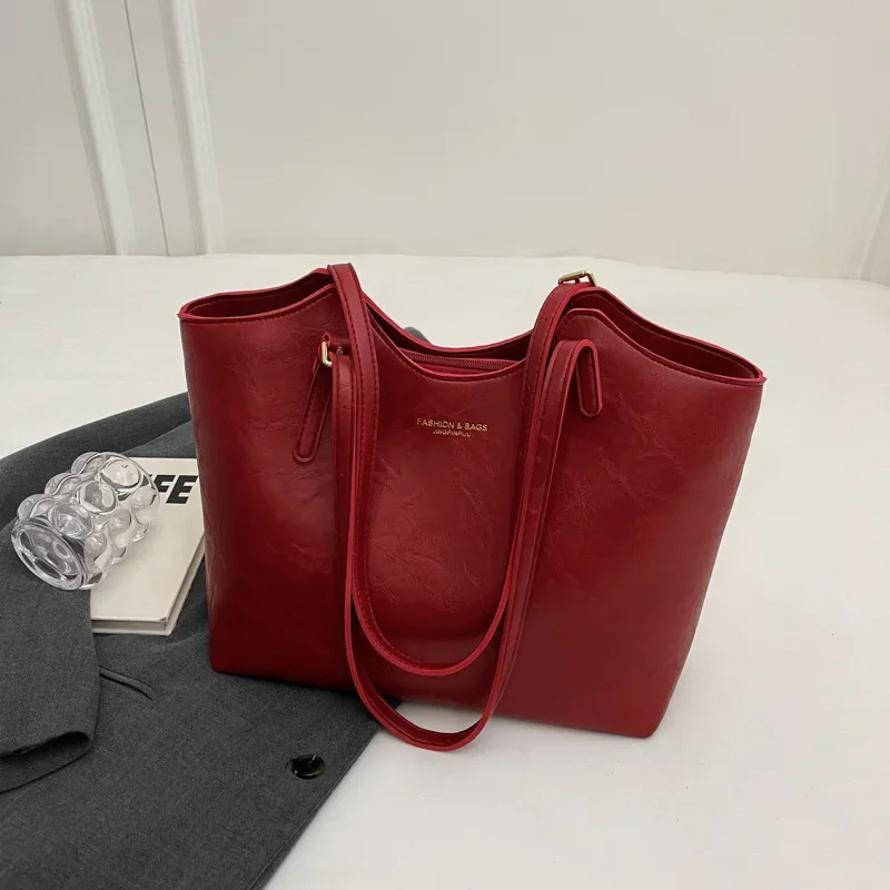 Emma Rustic Edge Tote – Spacieux Sac Vintage en Cuir Végan avec Pendentif Fantaisie - Image 7