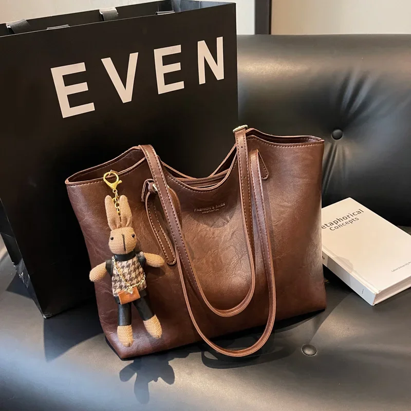 Emma Rustic Edge Tote – Spacieux Sac Vintage en Cuir Végan avec Pendentif Fantaisie - Image 9