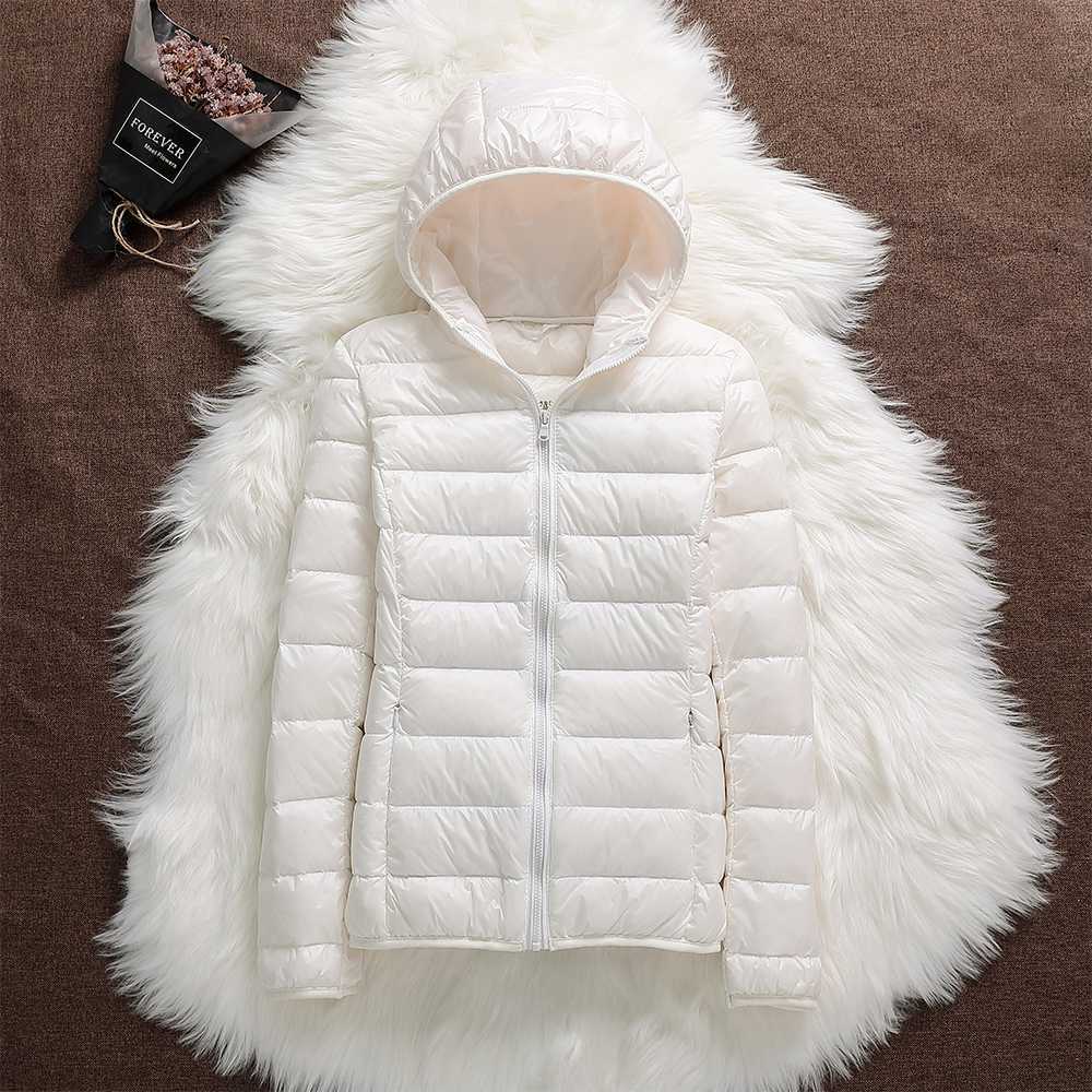 Nora Veste Femme – Veste Imperméable Ultra-Légère avec Capuche Amovible & Plis Élégants - Image 12