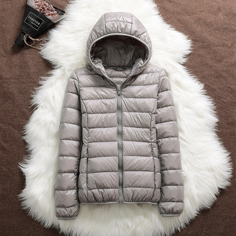 Nora Veste Femme – Veste Imperméable Ultra-Légère avec Capuche Amovible & Plis Élégants - Image 14