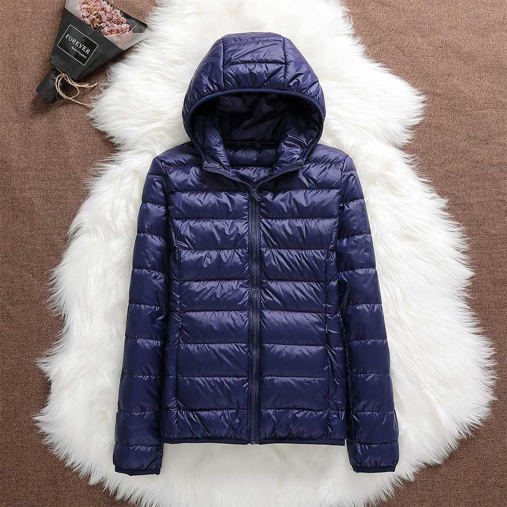 Nora Veste Femme – Veste Imperméable Ultra-Légère avec Capuche Amovible & Plis Élégants - Image 4