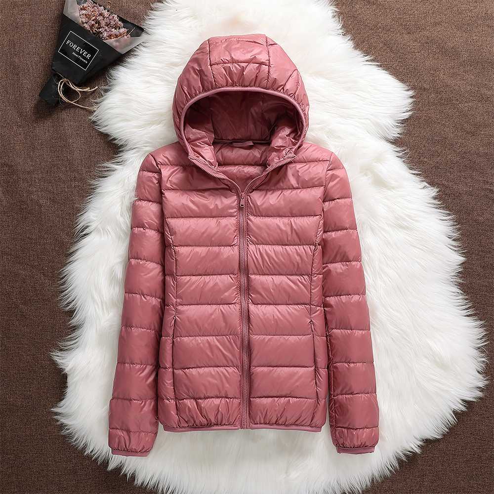 Nora Veste Femme – Veste Imperméable Ultra-Légère avec Capuche Amovible & Plis Élégants - Image 9